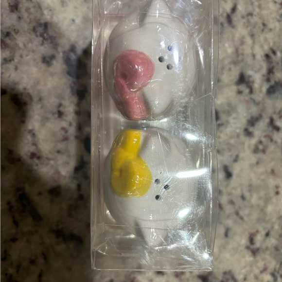 Hello Kitty Salt & Pepper Shakers nwt - Picture 2 of 4